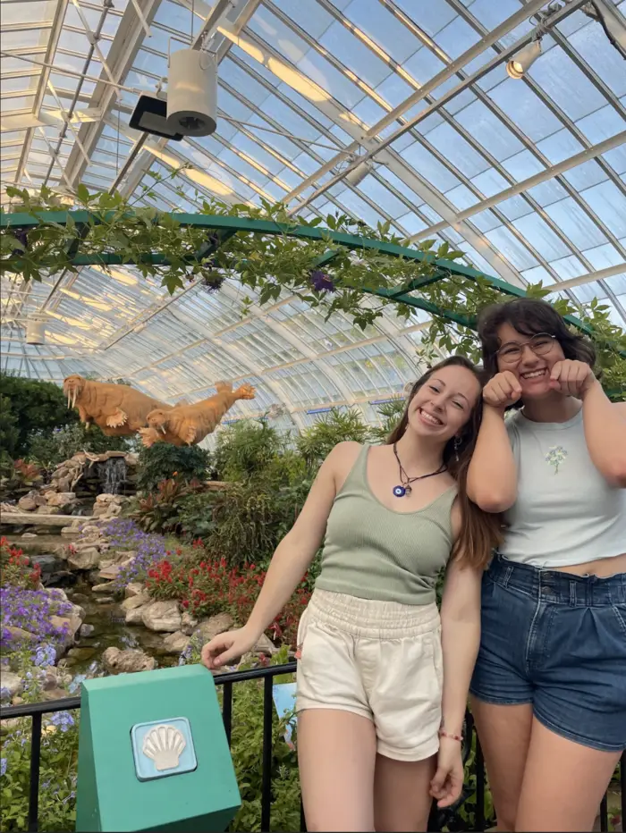 students at phipps conservatory